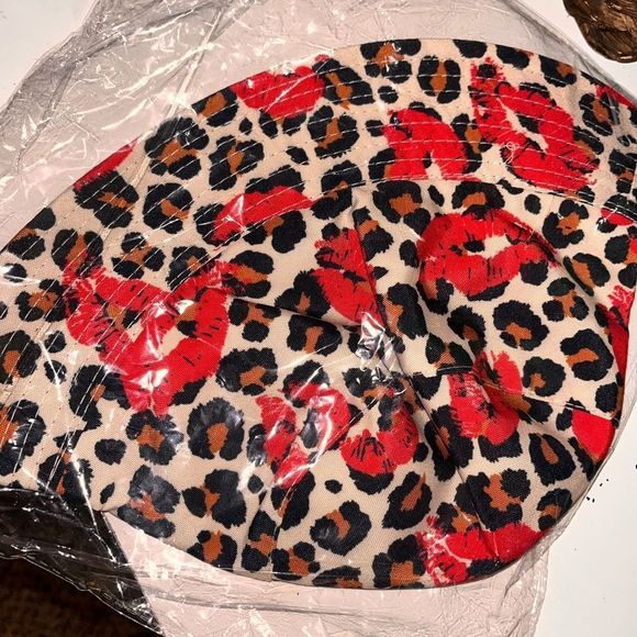 Leopard Lip 💋Bucket Hat - Picture 4 of 4